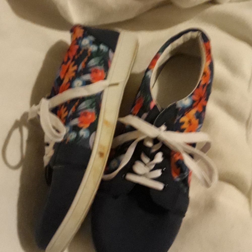 Sneakers - Picture 2 of 4